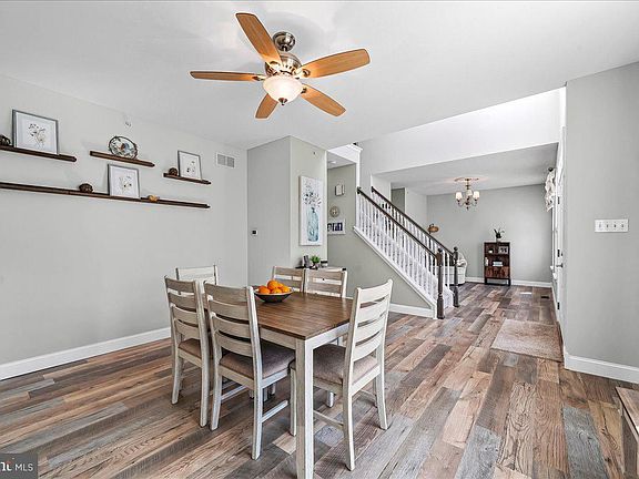 5th image of 605 Barclay Cir