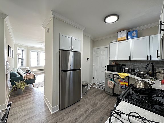 4th image of 3841 N Greenview Ave #E4