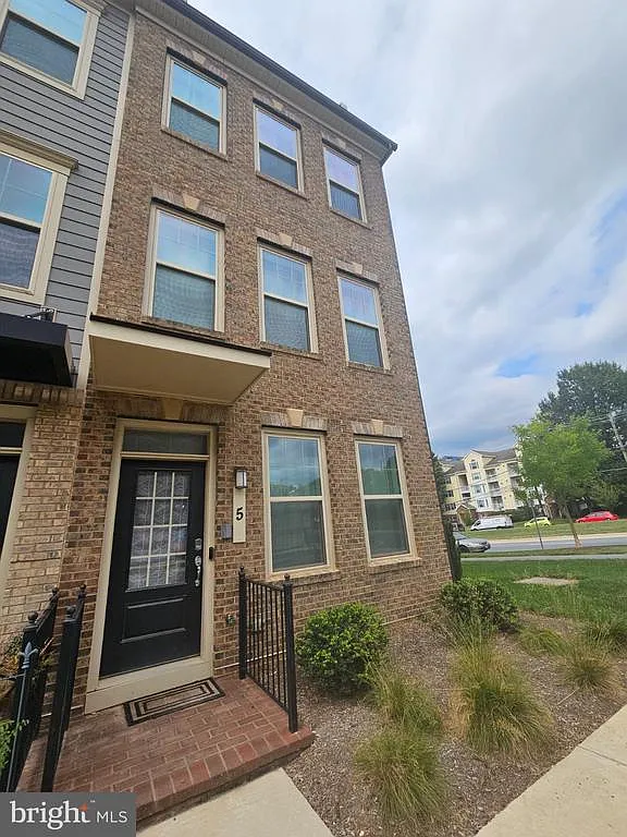 3 bed, 3.5 bath, 1632 sqft, $4,300 — Photo 1