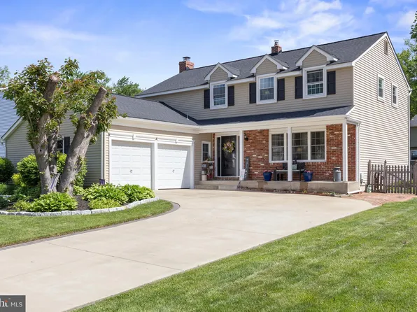 701 Decatur Dr, Mount Laurel, NJ 08054