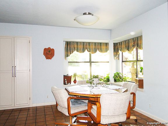 4th image of 819 Sherman Oak St