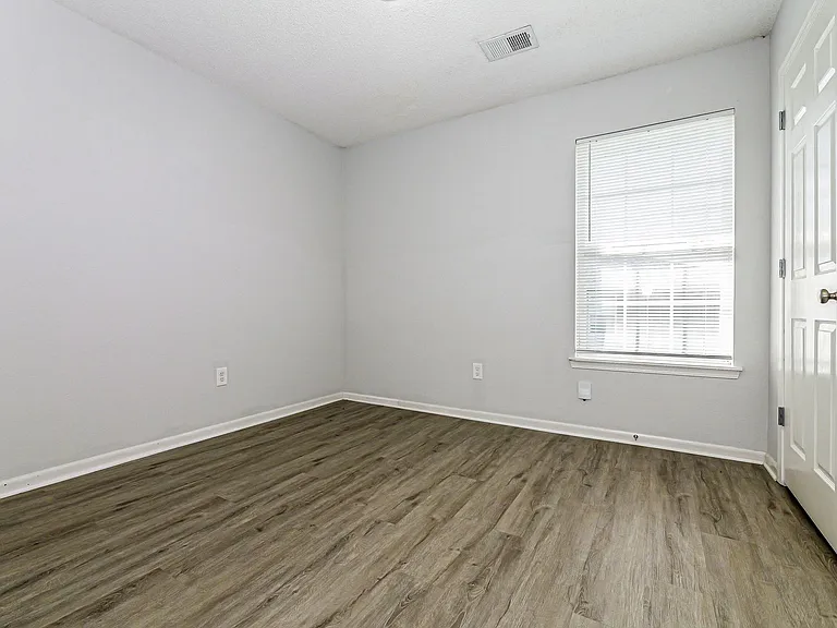 305 NW Woodbury Dr — Photo 10