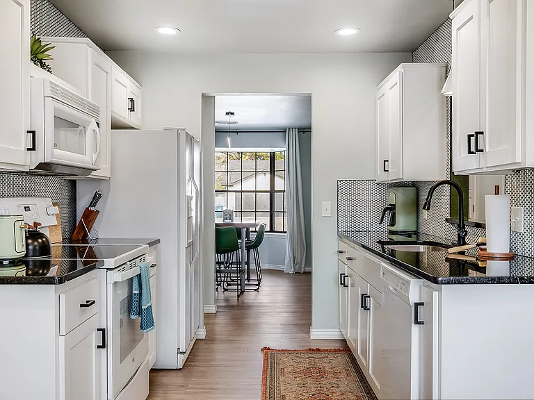 405 SW 11th St — Photo 18