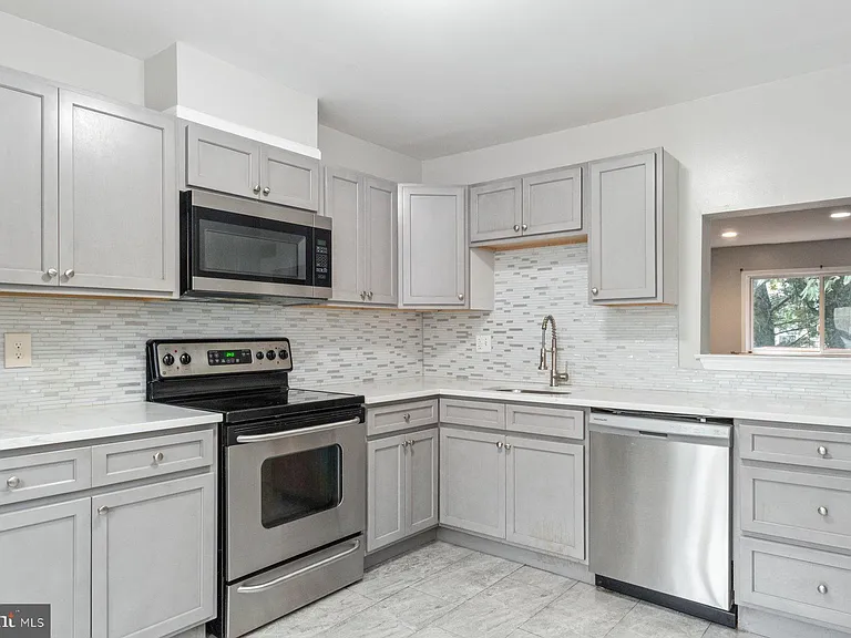 54 Hamlet Dr — Photo 4