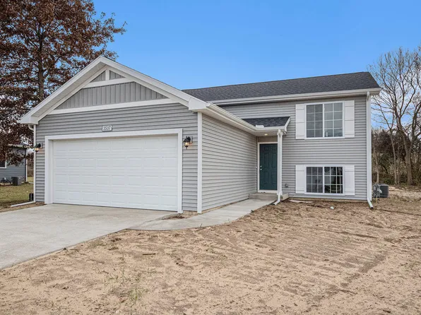 587 River Oaks Dr, Watervliet, MI 49098