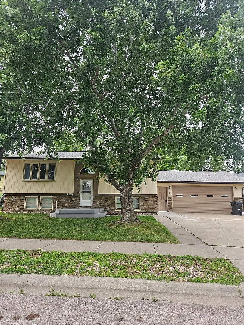 4 Bed | 2 Bath | Double Garage | Pet Negotiable — Photo 1