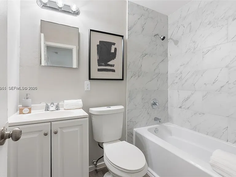 308 SW 14th St #2 — Photo 4