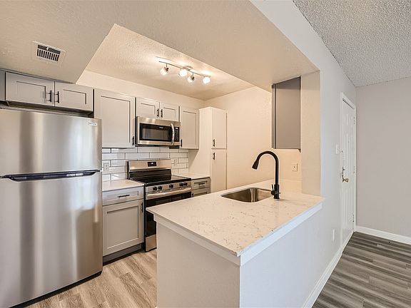 5600 N Beach St #1618 - Web Quality - 004 - 06 Kitchen