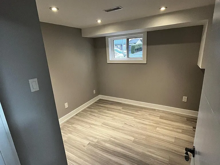 3140 Michael Cres #B — Photo 6