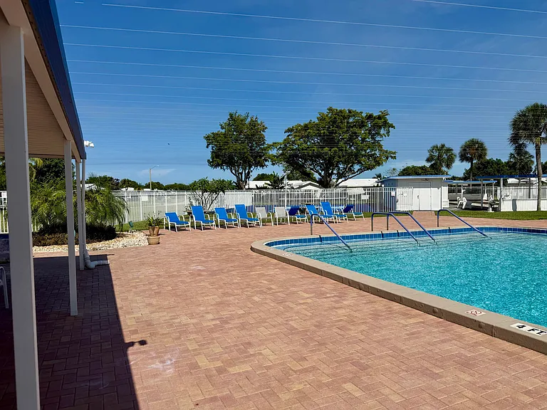 7105 NW 70th Ct — Photo 3