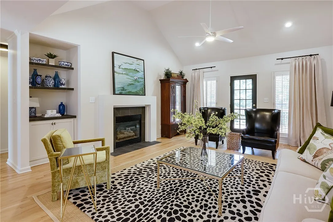 3 bed, 2.0 bath, 1819 sqft, $3,000 — Photo 2