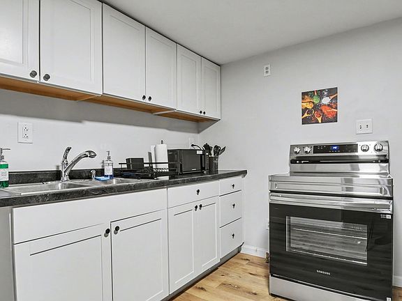 5th image of 711 Napier St