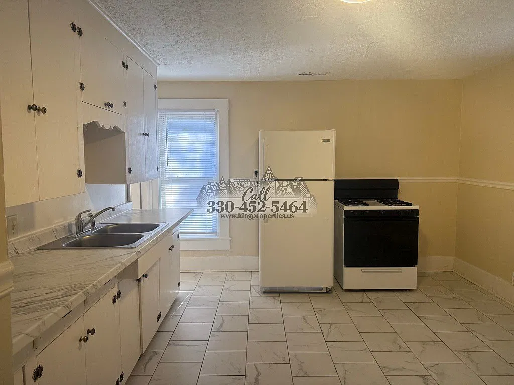 713 Greenfield - 2 — Photo 4