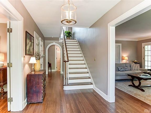 3rd image of 930 E Schantz Ave