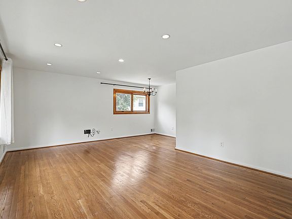 5th image of 604 Yeonas Dr SW
