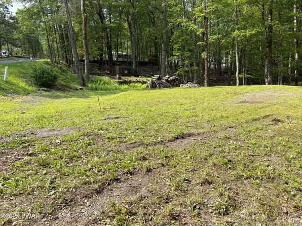 136 Forest Glen Dr, Milford, PA 18337