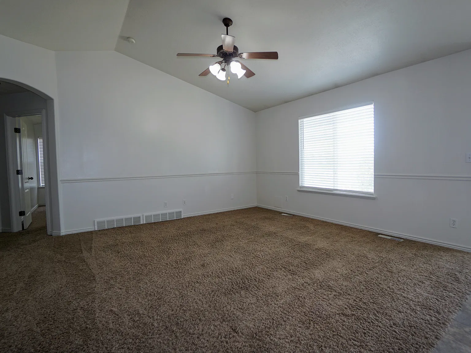 5 bed, 2418 sqft, $2,100 — Photo 3