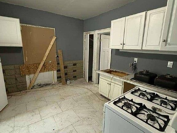 4th image of 12524 Maine St