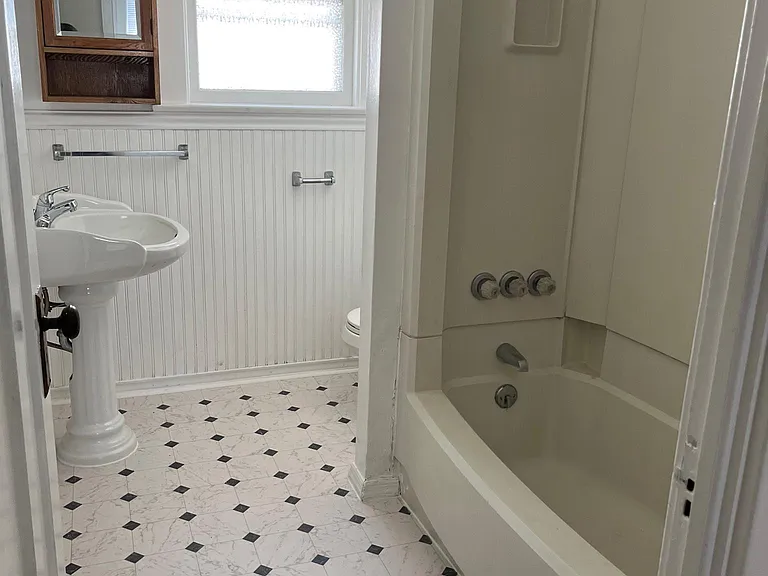 55 Howell St — Photo 2