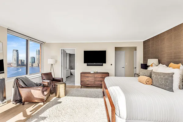 Sold by R New York | media 21