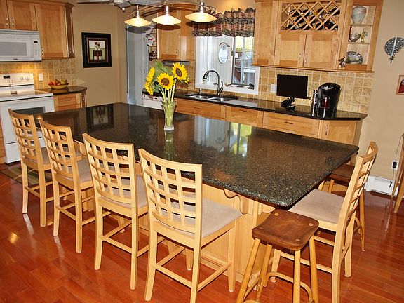 Newly remodeled Kitchen w/ 9 ft quartz island