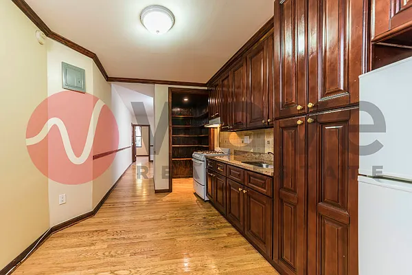 Rented by Wave Real Estate Group | media 19