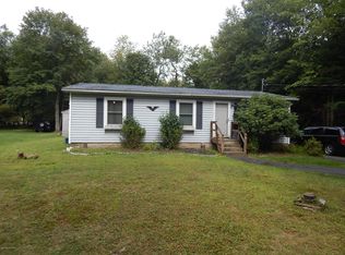 1108 Thunder Dr, Pocono Summit, PA