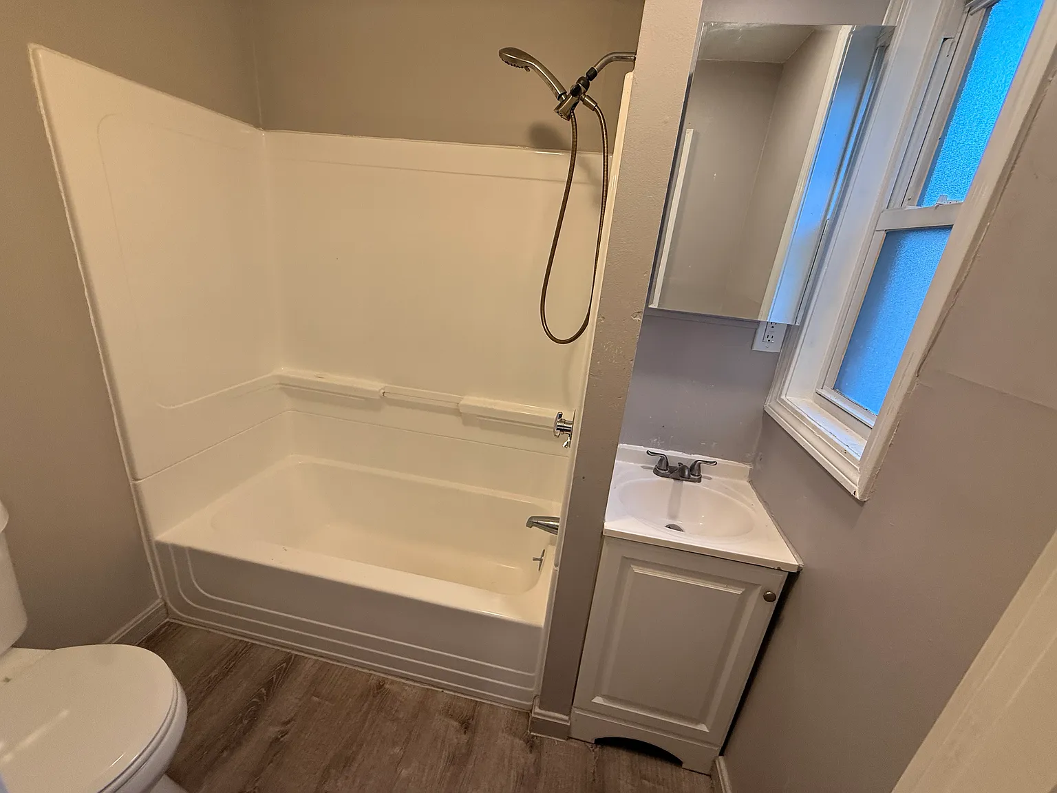 3 bed, 820 sqft, $2,100 — Photo 3