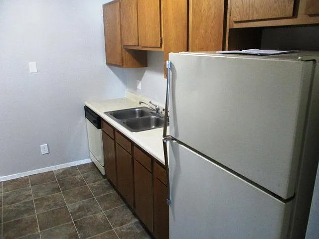 2 bed, $1,100 — Photo 2