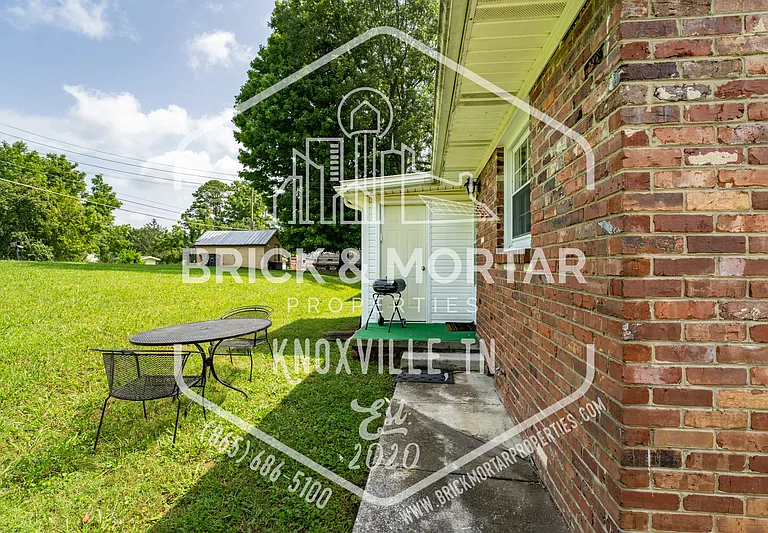 2407 Holbrook Dr — Photo 19