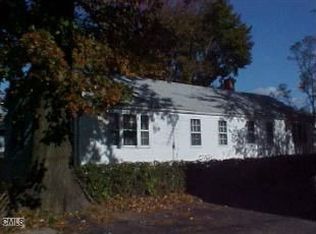 164-166 Alexander Dr, Bridgeport, CT 06606