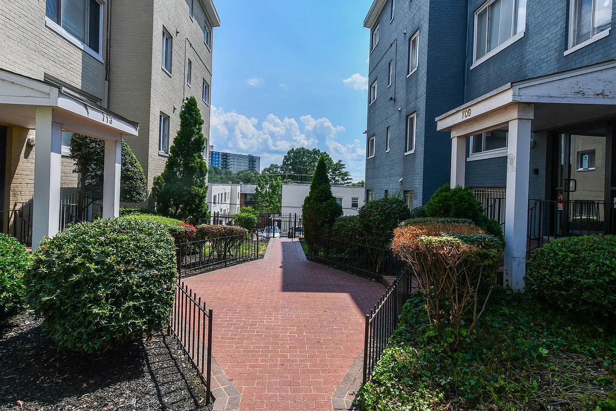 Building Photo - 713 Brandywine St SE #B2