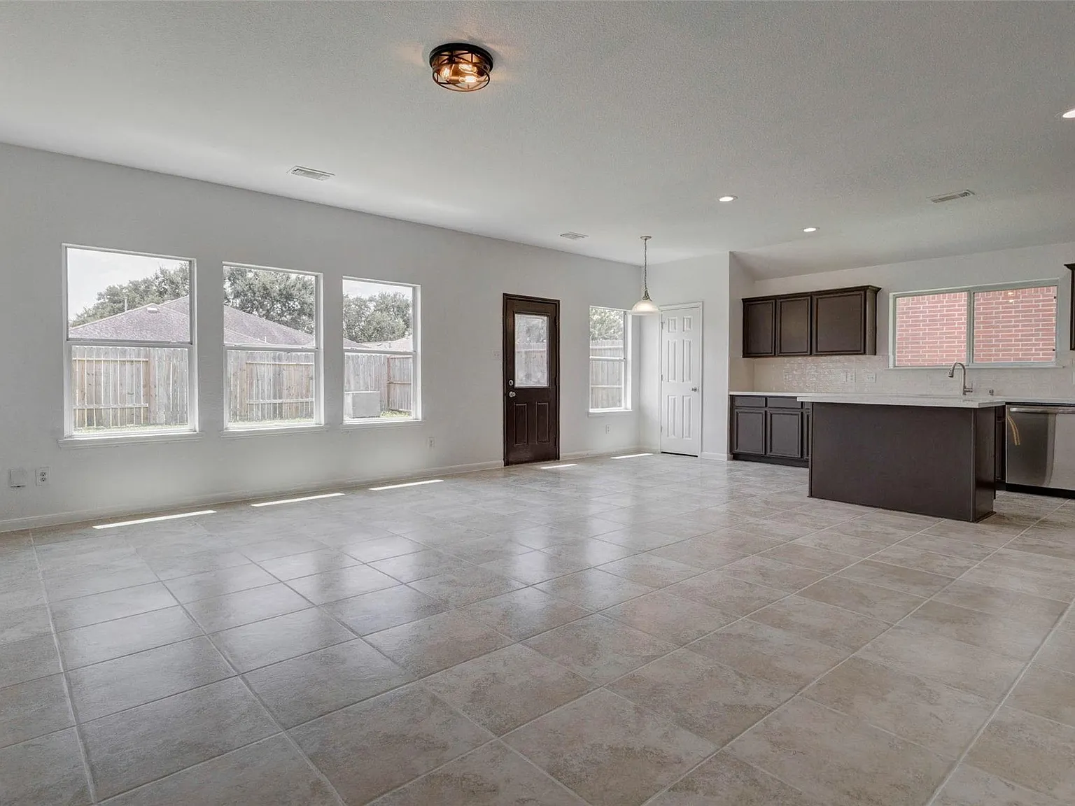 3 bed, 2.0 bath, 1966 sqft, $2,350 — Photo 4