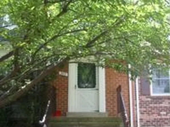 303 Holly Ct, Herndon, VA 20170