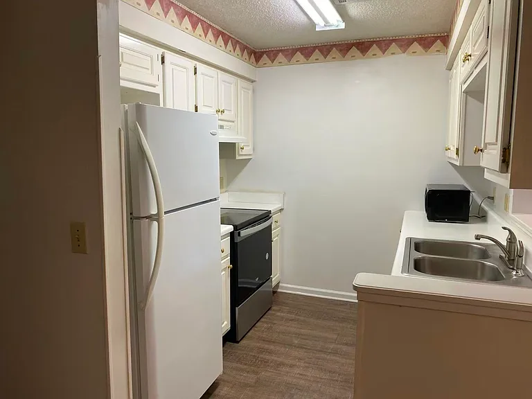 141 Fuller Ave — Photo 2