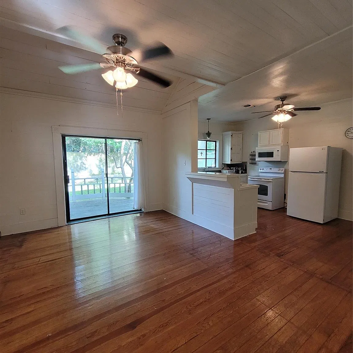3 bed, 2.0 bath, 1318 sqft, $1,895 — Photo 4