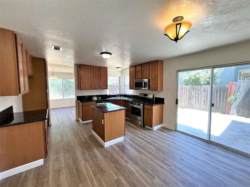 3 bed, 2142 sqft, $1,500 — Photo 4