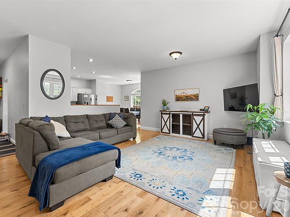 4th image of 341 Pearson Dr