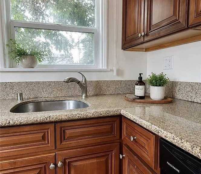 825 Green St — Photo 9