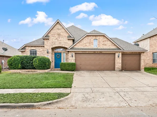 833 Hemlock Trl, Saginaw, TX 76131