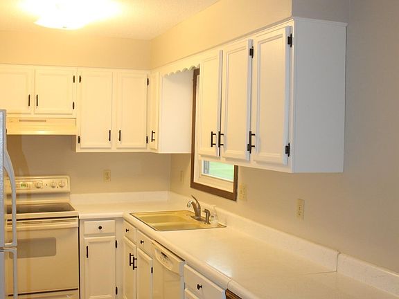 5th image of 225 W Lyons St