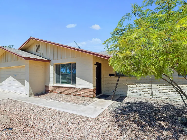 1260 E Alameda Dr — Photo 3