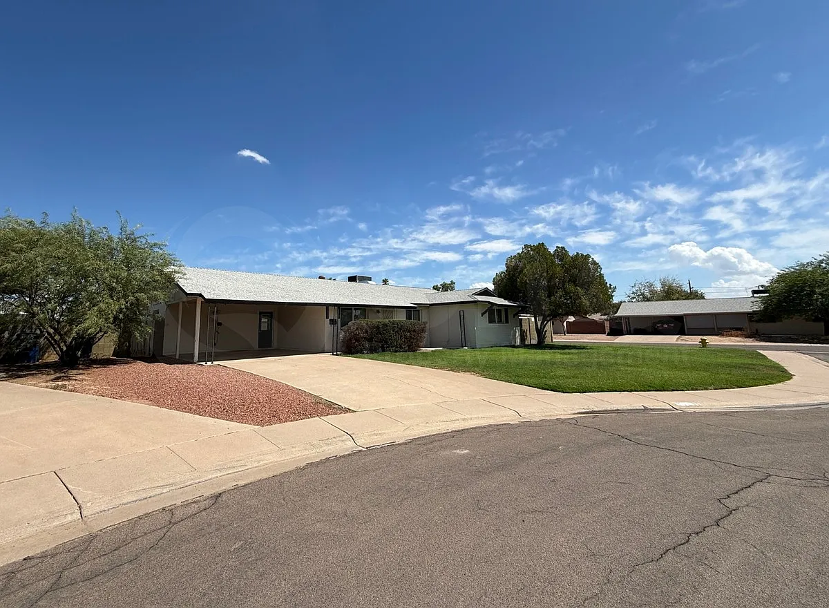 5 bed, 3.0 bath, 1672 sqft, $2,999 — Photo 2