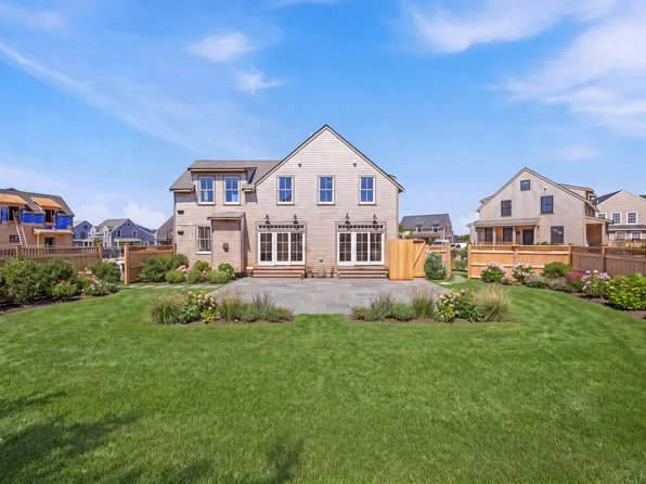 18 Honeysuckle Dr, Nantucket, MA 02554
