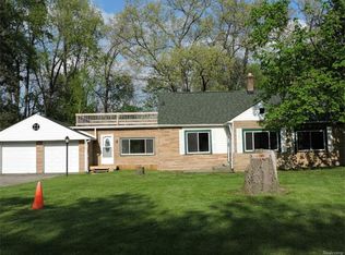 1401 Harmon Rd, Oakland, MI 48363