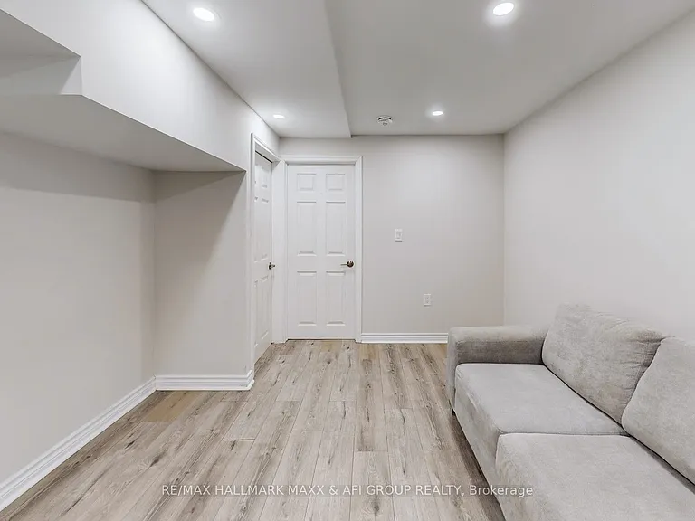 719 Shanahan Blvd #B — Photo 8