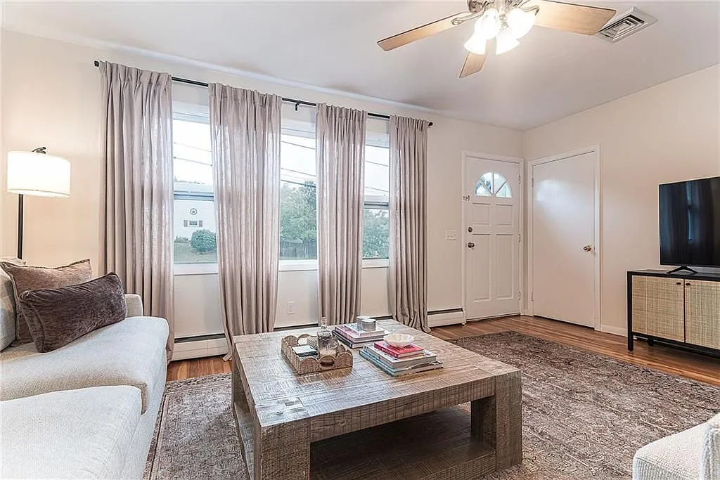 3 bed, 1.0 bath, 1092 sqft, $3,200 — Photo 4
