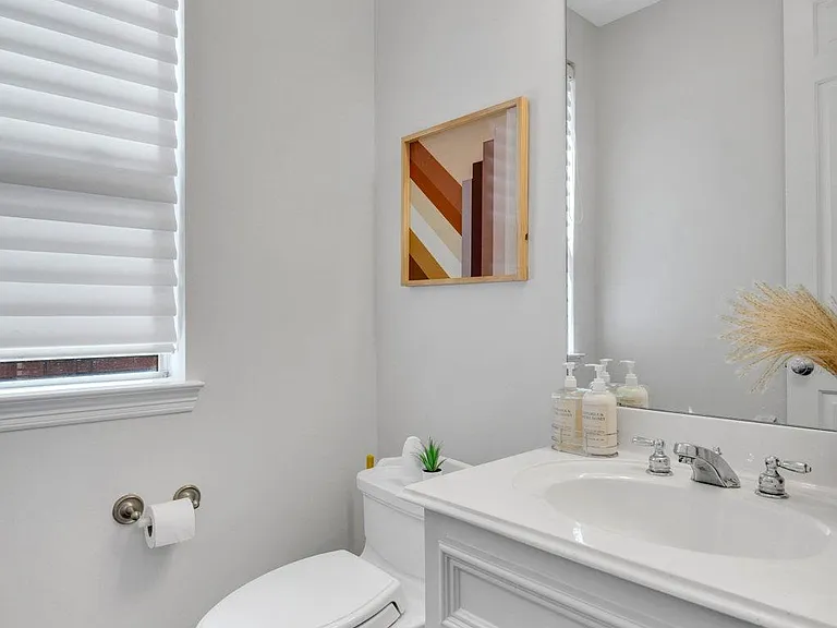 3305 W Lamar St #B — Photo 7