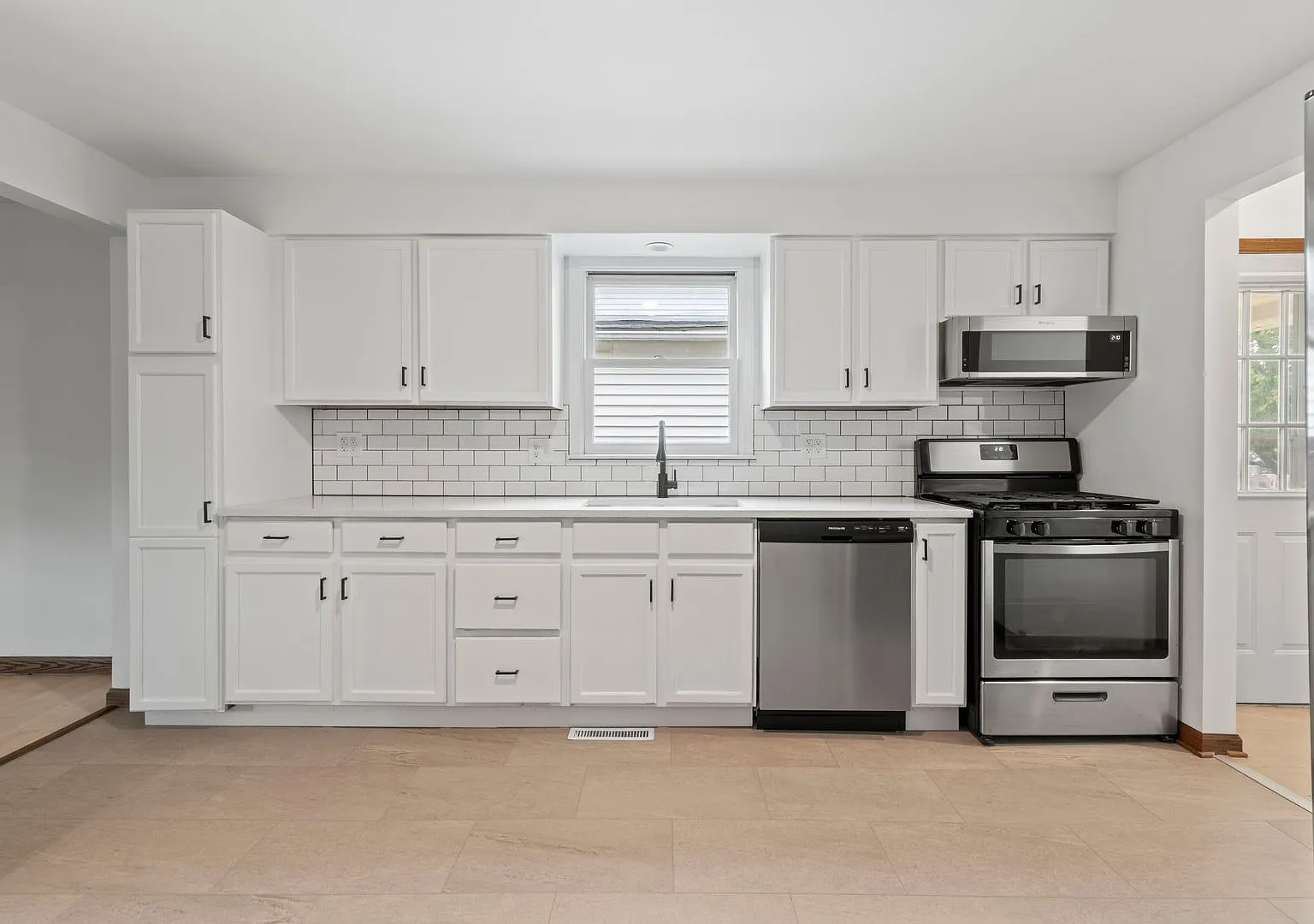 First Month Free! Beautifully Renovated 2-Bedroom In Bethel Park, Ready For Move-In! — Photo 3
