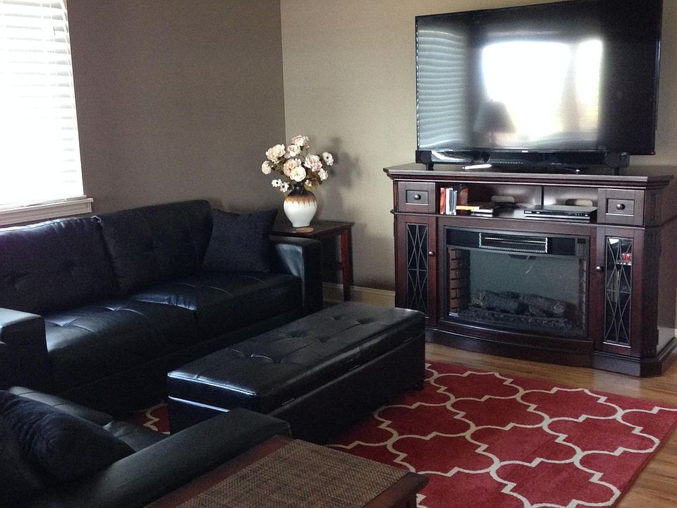 Living room w flat screen TV, electric fireplace